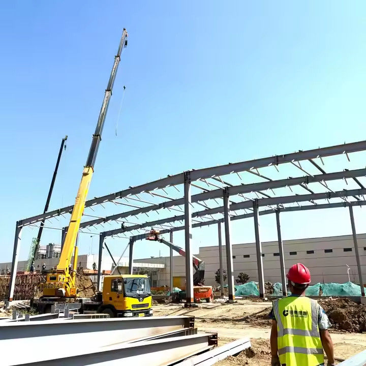 Modern Heavy Pre Engineered Steel Structure Warehouse Building With Q235 Main Steel And Glass Wool Insulation
